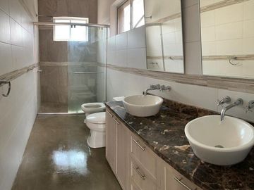 Casa en venta en Samborondón con piscina Km1