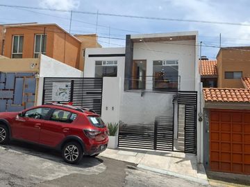 SE RENTAN CASAS DUPLEX EN FRACCIONAMIENTO CAMINO REAL HACIENDA, A UNOS METROS DE LA BUAP CU.