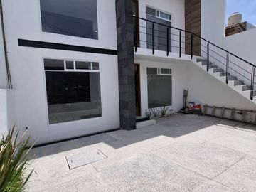 SE RENTAN CASAS DUPLEX EN FRACCIONAMIENTO CAMINO REAL HACIENDA, A UNOS METROS DE LA BUAP CU.