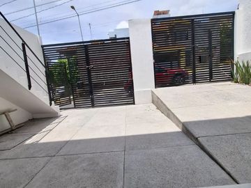 SE RENTAN CASAS DUPLEX EN FRACCIONAMIENTO CAMINO REAL HACIENDA, A UNOS METROS DE LA BUAP CU.