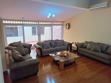 VENTA DE CASA A PRECIO DE TERRENO EN SURCO  9.5.4.9.6.7.3----