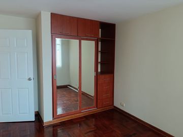 VENTA DE CASA A PRECIO DE TERRENO EN SURCO  9.5.4.9.6.7.3----