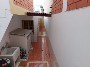 VENTA DE CASA A PRECIO DE TERRENO EN SURCO  9.5.4.9.6.7.3----