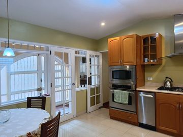 VENTA DE CASA A PRECIO DE TERRENO EN SURCO  9.5.4.9.6.7.3----