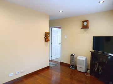 VENTA DE CASA A PRECIO DE TERRENO EN SURCO  9.5.4.9.6.7.3----