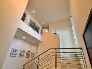 Casa equipada en venta en La Coruña Hermosillo con 3 recámaras, cocina de cedro, jardín y acceso a alberca, salón de eventos y vigilancia 24/7