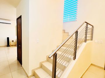 Casa equipada en venta en La Coruña Hermosillo con 3 recámaras, cocina de cedro, jardín y acceso a alberca, salón de eventos y vigilancia 24/7