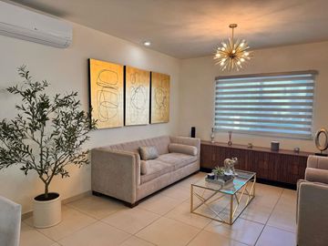 Casa equipada en venta en La Coruña Hermosillo con 3 recámaras, cocina de cedro, jardín y acceso a alberca, salón de eventos y vigilancia 24/7