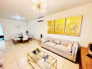 Casa equipada en venta en La Coruña Hermosillo con 3 recámaras, cocina de cedro, jardín y acceso a alberca, salón de eventos y vigilancia 24/7