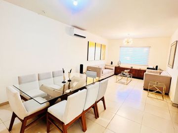 Casa equipada en venta en La Coruña Hermosillo con 3 recámaras, cocina de cedro, jardín y acceso a alberca, salón de eventos y vigilancia 24/7