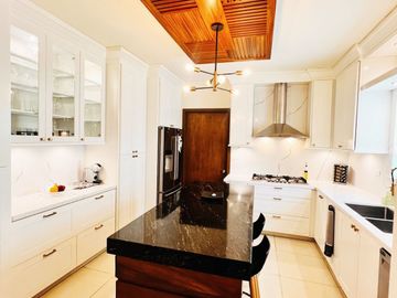 Casa equipada en venta en La Coruña Hermosillo con 3 recámaras, cocina de cedro, jardín y acceso a alberca, salón de eventos y vigilancia 24/7