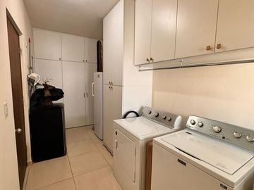 Casa equipada en venta en La Coruña Hermosillo con 3 recámaras, cocina de cedro, jardín y acceso a alberca, salón de eventos y vigilancia 24/7