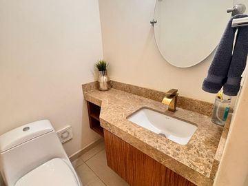 Casa equipada en venta en La Coruña Hermosillo con 3 recámaras, cocina de cedro, jardín y acceso a alberca, salón de eventos y vigilancia 24/7