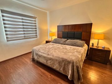 Casa equipada en venta en La Coruña Hermosillo con 3 recámaras, cocina de cedro, jardín y acceso a alberca, salón de eventos y vigilancia 24/7