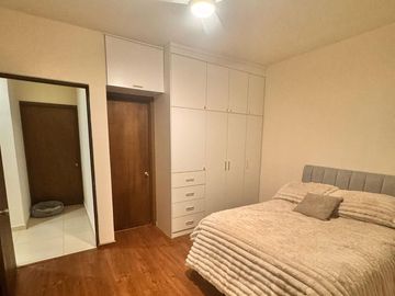 Casa equipada en venta en La Coruña Hermosillo con 3 recámaras, cocina de cedro, jardín y acceso a alberca, salón de eventos y vigilancia 24/7