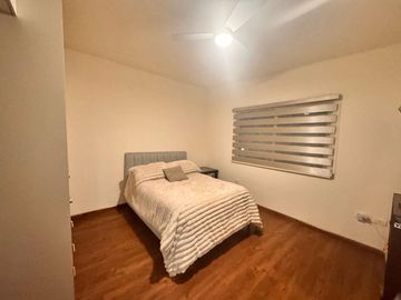 Casa equipada en venta en La Coruña Hermosillo con 3 recámaras, cocina de cedro, jardín y acceso a alberca, salón de eventos y vigilancia 24/7