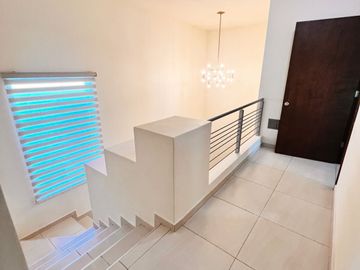 Casa equipada en venta en La Coruña Hermosillo con 3 recámaras, cocina de cedro, jardín y acceso a alberca, salón de eventos y vigilancia 24/7