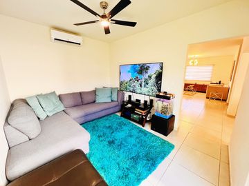 Casa equipada en venta en La Coruña Hermosillo con 3 recámaras, cocina de cedro, jardín y acceso a alberca, salón de eventos y vigilancia 24/7