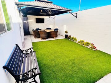 Casa equipada en venta en La Coruña Hermosillo con 3 recámaras, cocina de cedro, jardín y acceso a alberca, salón de eventos y vigilancia 24/7
