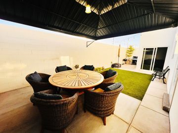 Casa equipada en venta en La Coruña Hermosillo con 3 recámaras, cocina de cedro, jardín y acceso a alberca, salón de eventos y vigilancia 24/7