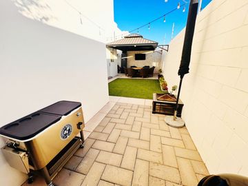 Casa equipada en venta en La Coruña Hermosillo con 3 recámaras, cocina de cedro, jardín y acceso a alberca, salón de eventos y vigilancia 24/7