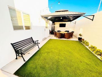 Casa equipada en venta en La Coruña Hermosillo con 3 recámaras, cocina de cedro, jardín y acceso a alberca, salón de eventos y vigilancia 24/7