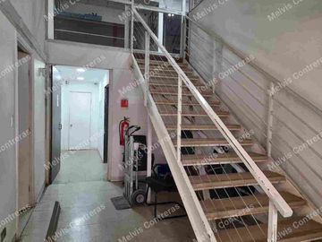 🏬 Se vende bodega de 426, 25 mt2, en Comuna Recoleta, Calle Canadá. Av. Zapadores.
✅ Características:
 *1er Piso:* 
1 Cacino.
3 Baños.
Espacio para Locker
7 Bodegas.
Ante Jardin
1 Estacionamiento para bajar mercancía.
2 Estacionamientos para vehículos.
1 Mini departamento para el Custodio con cocina y baño.

 *2do piso* 
9 Oficinas.
2 Baños
1 Oficina para Cámaras de Vigilancia.

✅ Entorno:
A 10 minutos en locomoción  del Metro zapadores.
Cercana a Minimarket,Restaurantes,
Farmacias, Panaderías etc.

💸 Valor 17.000 uf. Conversable.

Se acepta  Medio de Pago Crédito Hipotecario y Efectivo.

📞Contactos 
+56 9 3084 ----
+56 9 4632 ----
