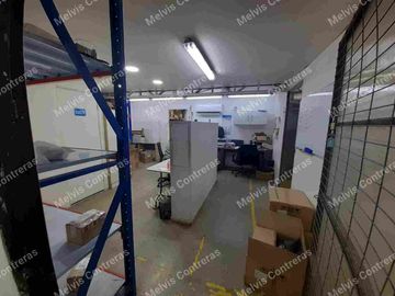 🏬 Se vende bodega de 426, 25 mt2, en Comuna Recoleta, Calle Canadá. Av. Zapadores.
✅ Características:
 *1er Piso:* 
1 Cacino.
3 Baños.
Espacio para Locker
7 Bodegas.
Ante Jardin
1 Estacionamiento para bajar mercancía.
2 Estacionamientos para vehículos.
1 Mini departamento para el Custodio con cocina y baño.

 *2do piso* 
9 Oficinas.
2 Baños
1 Oficina para Cámaras de Vigilancia.

✅ Entorno:
A 10 minutos en locomoción  del Metro zapadores.
Cercana a Minimarket,Restaurantes,
Farmacias, Panaderías etc.

💸 Valor 17.000 uf. Conversable.

Se acepta  Medio de Pago Crédito Hipotecario y Efectivo.

📞Contactos 
+56 9 3084 ----
+56 9 4632 ----