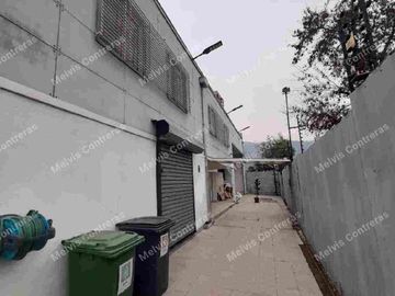 🏬 Se vende bodega de 426, 25 mt2, en Comuna Recoleta, Calle Canadá. Av. Zapadores.
✅ Características:
 *1er Piso:* 
1 Cacino.
3 Baños.
Espacio para Locker
7 Bodegas.
Ante Jardin
1 Estacionamiento para bajar mercancía.
2 Estacionamientos para vehículos.
1 Mini departamento para el Custodio con cocina y baño.

 *2do piso* 
9 Oficinas.
2 Baños
1 Oficina para Cámaras de Vigilancia.

✅ Entorno:
A 10 minutos en locomoción  del Metro zapadores.
Cercana a Minimarket,Restaurantes,
Farmacias, Panaderías etc.

💸 Valor 17.000 uf. Conversable.

Se acepta  Medio de Pago Crédito Hipotecario y Efectivo.

📞Contactos 
+56 9 3084 ----
+56 9 4632 ----