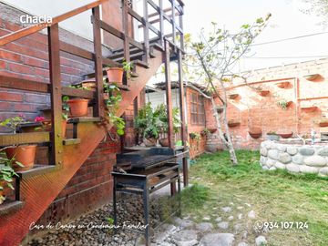 Casa de campo con jardín, chimenea y jacuzzi en Chaclacayo