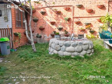 Casa de campo con jardín, chimenea y jacuzzi en Chaclacayo
