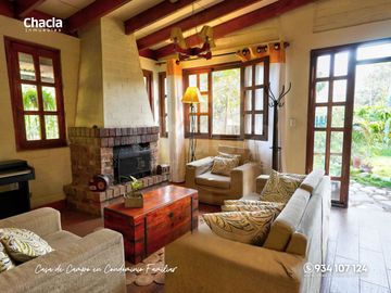 Casa de campo con jardín, chimenea y jacuzzi en Chaclacayo