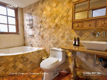 Casa de campo con jardín, chimenea y jacuzzi en Chaclacayo