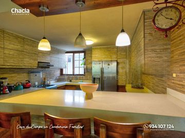 Casa de campo con jardín, chimenea y jacuzzi en Chaclacayo