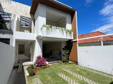 En Venta Casa en construcción en Condominio sector Jardines del Río - Cuenca