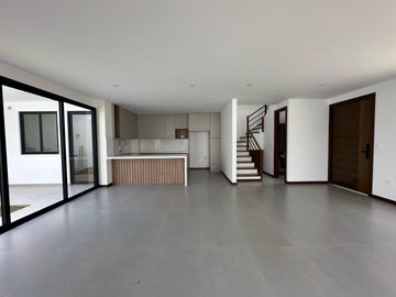 En venta casa elegante de 3 dormitorios en condominio privado en Challuabamba - Cuenca