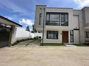 En venta casa elegante de 3 dormitorios en condominio privado en Challuabamba - Cuenca