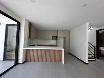 En venta casa elegante de 3 dormitorios en condominio privado en Challuabamba - Cuenca