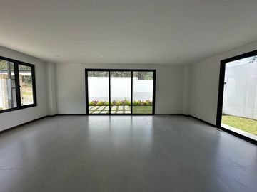 En venta casa elegante de 3 dormitorios en condominio privado en Challuabamba - Cuenca