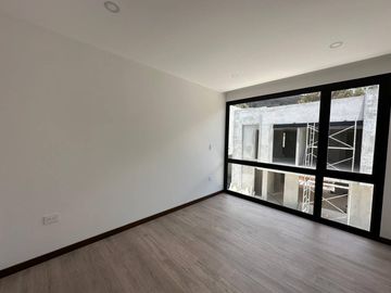 En venta casa elegante de 3 dormitorios en condominio privado en Challuabamba - Cuenca