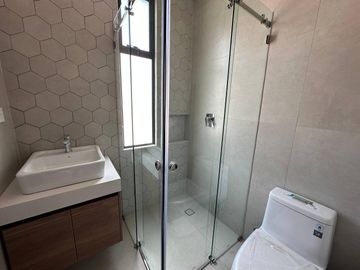 En venta casa elegante de 3 dormitorios en condominio privado en Challuabamba - Cuenca