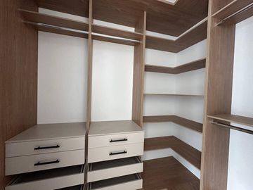 En venta casa elegante de 3 dormitorios en condominio privado en Challuabamba - Cuenca