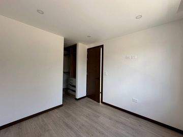 En venta casa elegante de 3 dormitorios en condominio privado en Challuabamba - Cuenca
