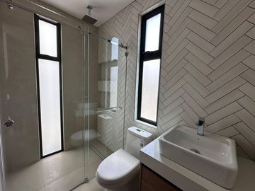 En venta casa elegante de 3 dormitorios en condominio privado en Challuabamba - Cuenca