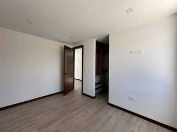 En venta casa elegante de 3 dormitorios en condominio privado en Challuabamba - Cuenca