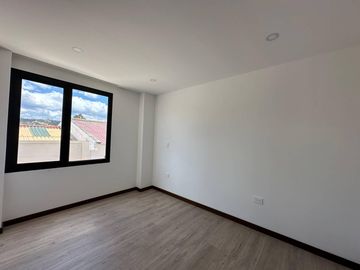 En venta casa elegante de 3 dormitorios en condominio privado en Challuabamba - Cuenca