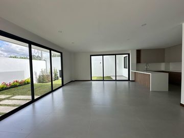 En venta casa elegante de 3 dormitorios en condominio privado en Challuabamba - Cuenca