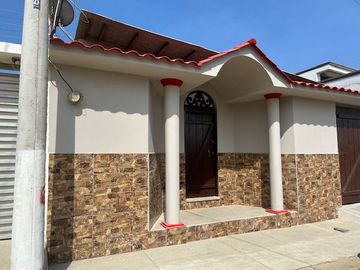 CASA DE UNA PLANTA CONFORMADA POR 3 SUITES INDEPENDIENTES EN SALINAS