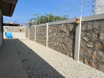 CASA DE UNA PLANTA CONFORMADA POR 3 SUITES INDEPENDIENTES EN SALINAS