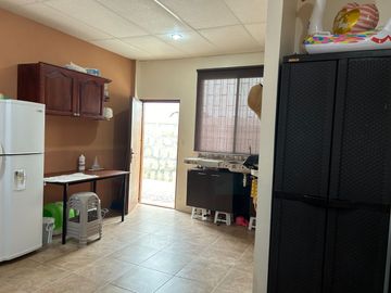 CASA DE UNA PLANTA CONFORMADA POR 3 SUITES INDEPENDIENTES EN SALINAS